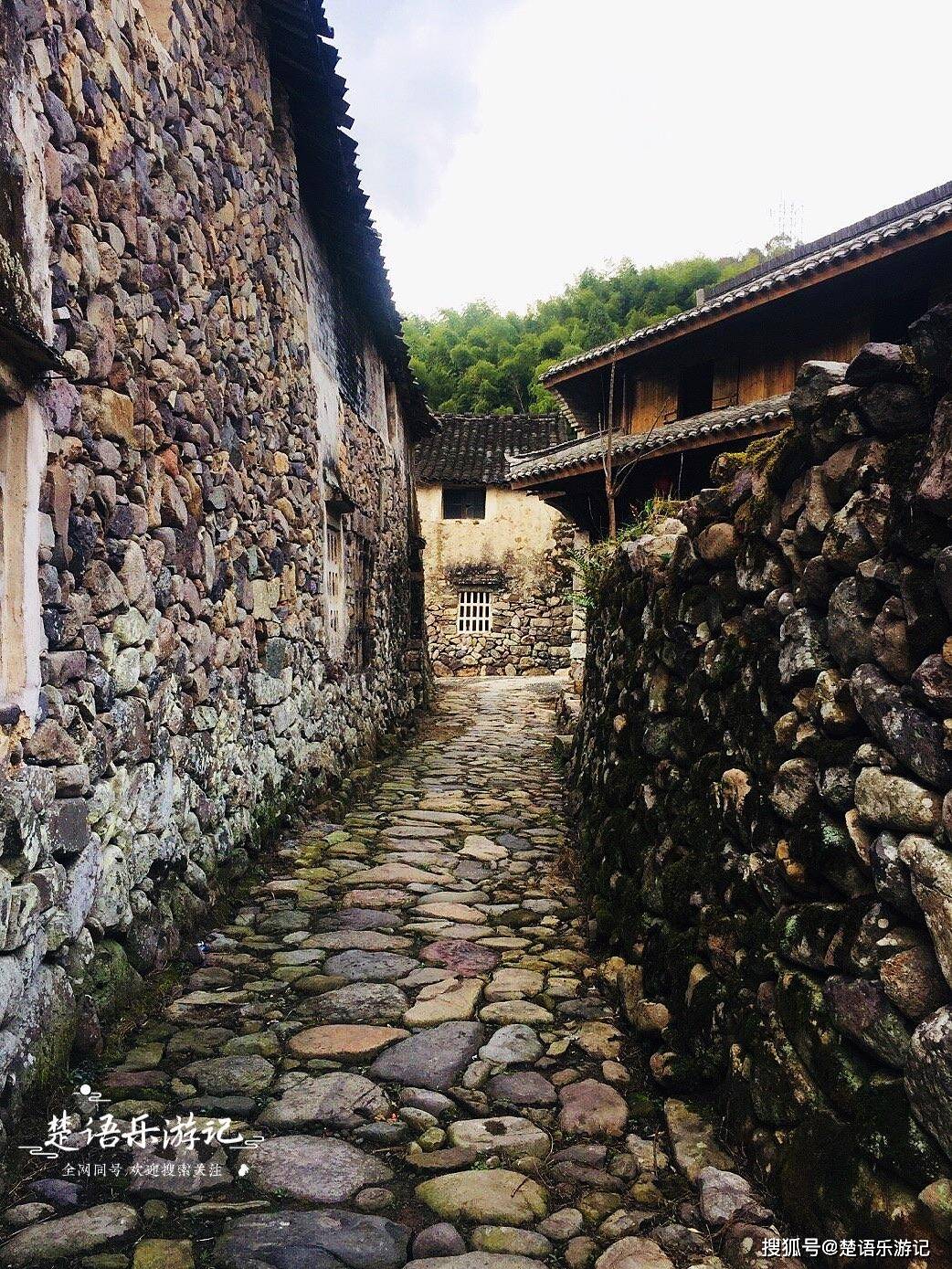 鼎盛时期的岙底罗村有近800人,但是也和江浙一带其它的传统村落一样