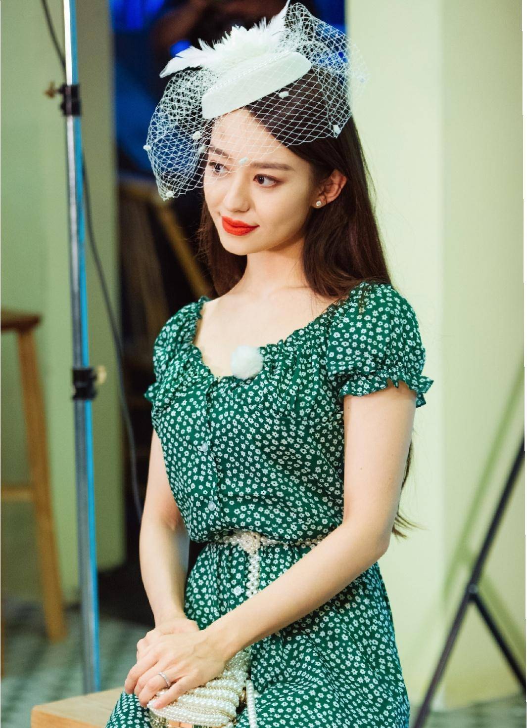 吉娜身材终于恢复,产后100天穿印花裙出镜,纤细蛮腰再次惊艳_气质