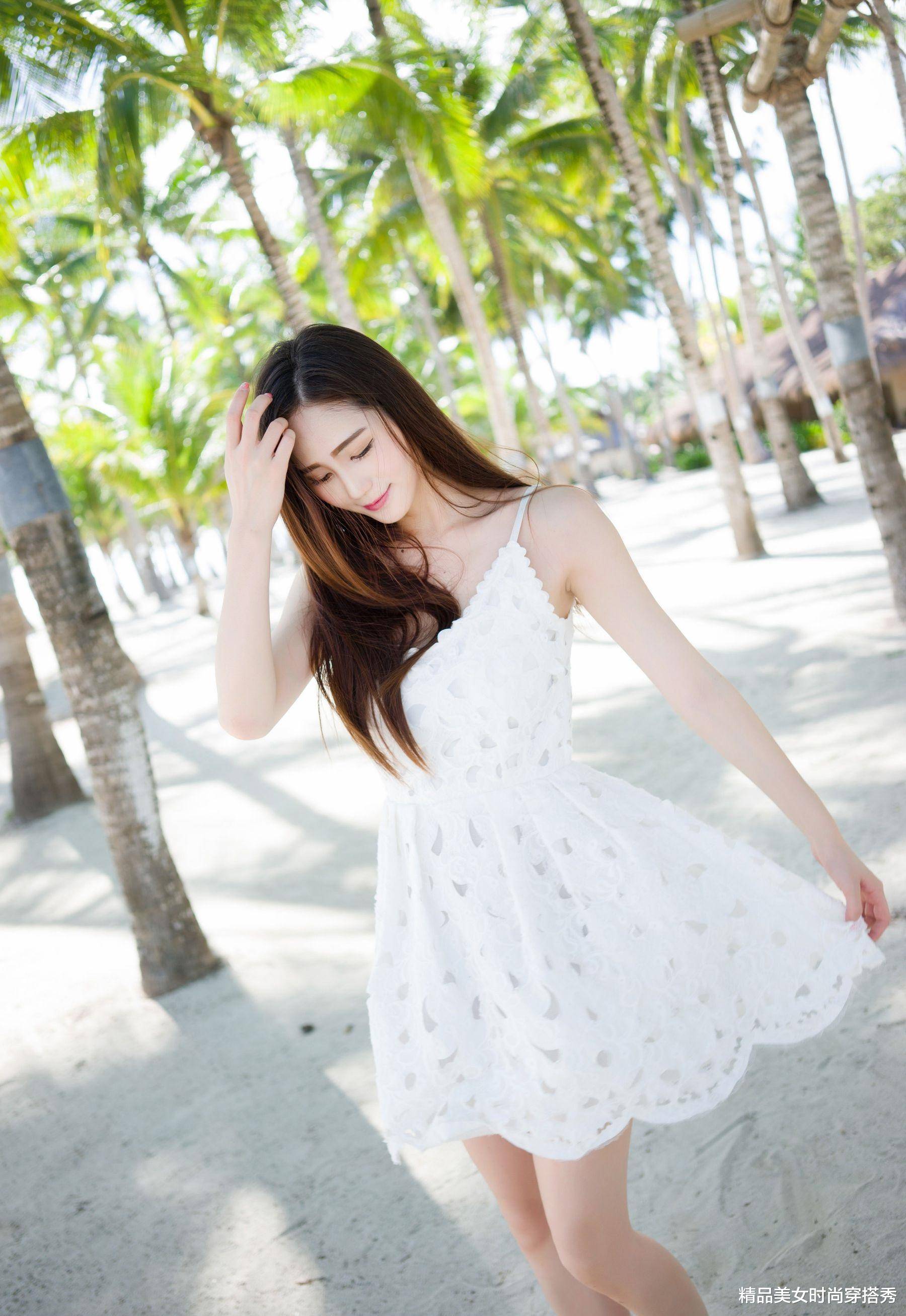 身穿一袭白色吊带裙,给人一种仙气飘飘的感觉