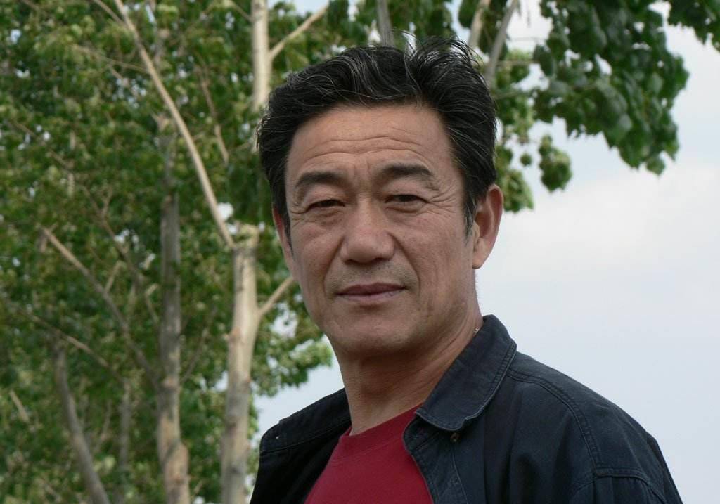 1950年9月20日出生于山东蓬莱,1974年,从小喜欢文艺的他考入新疆军区