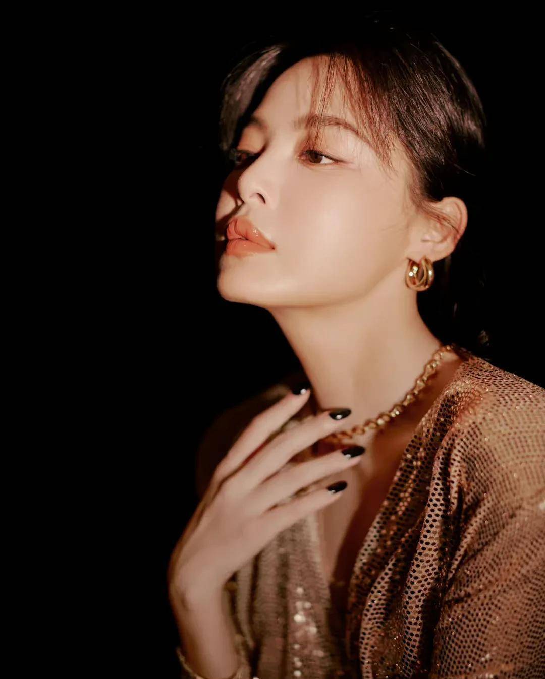 女明星妇女节营业照,杨颖烈焰红唇明艳动人,虞书欣素颜自然随性_杨幂