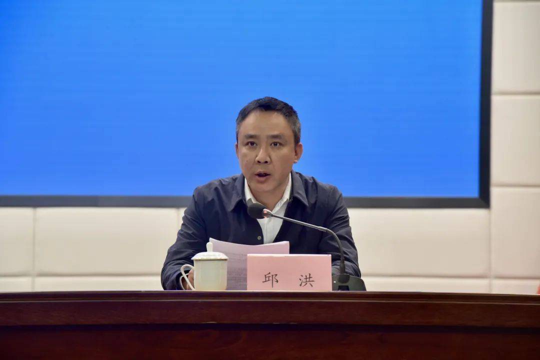 智峰,市人大常委会党组成员,副主任童国荣,市政府党组成员,副市长邱洪