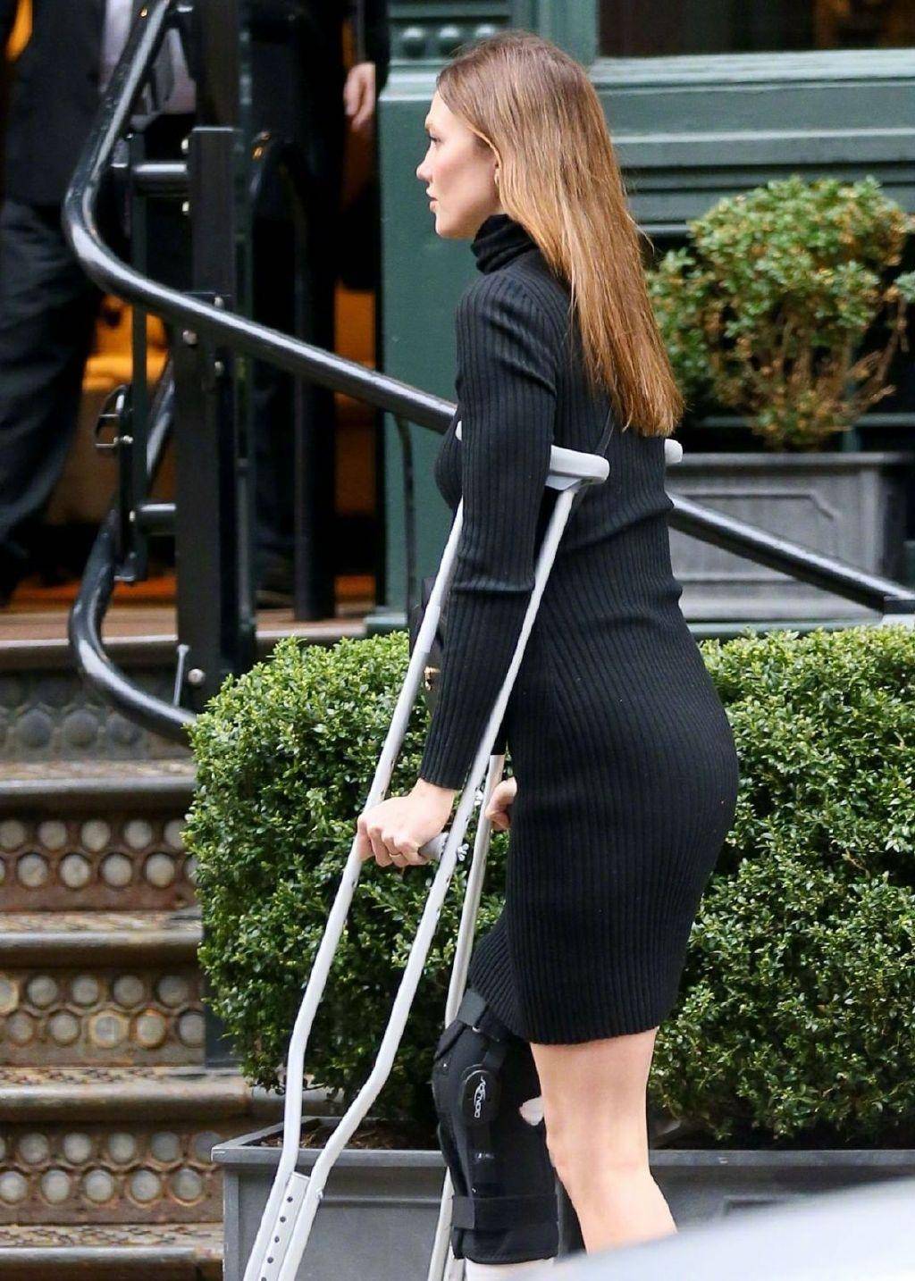 超模karlie kloss街拍曝光,拄拐棍不耽误时髦,西装搭配格外精致_时尚