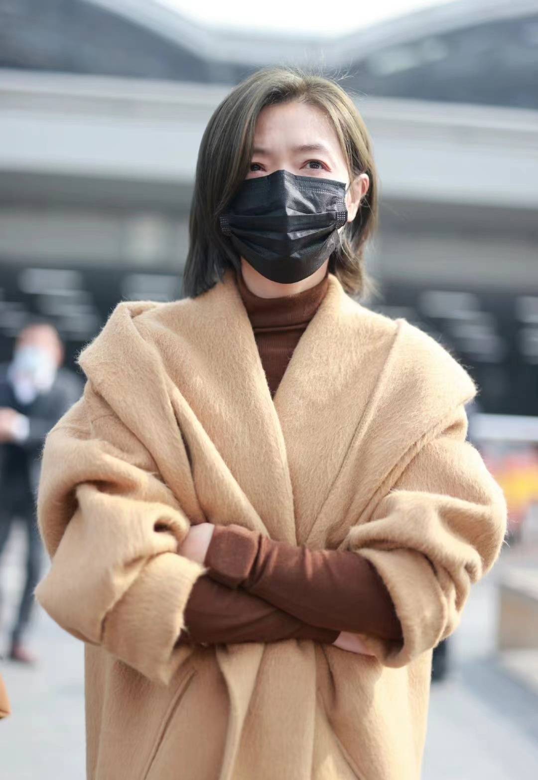 万茜机场私服街拍,穿卡其色大衣配棕色毛衣和直筒裤,高级时尚_灰色