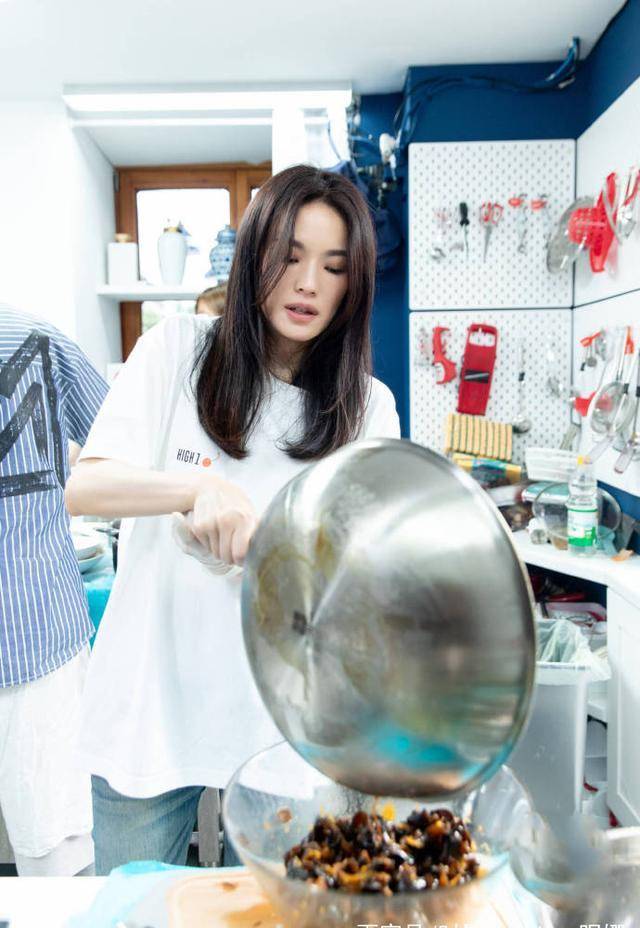 舒淇《中餐厅2》第五集私服,简单黑白t恤舒适至上,怎么穿都好看_女神