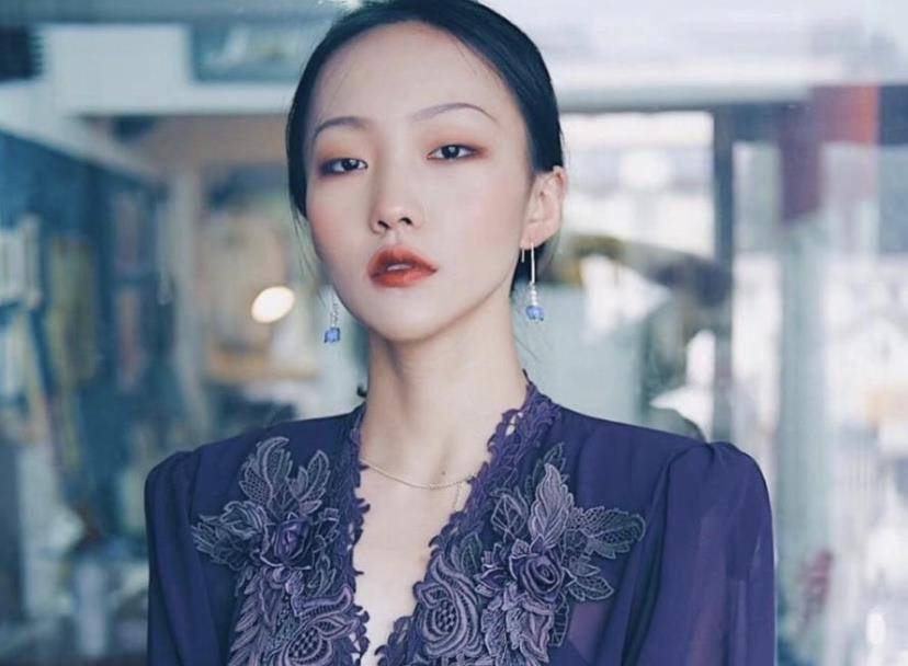 网红"贝勒爷":3600万粉丝说她"土",真实身份曝光高攀不起?