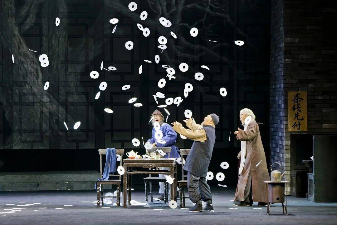 白花花的纸钱飘飘落,唢呐,锣鼓震天响,三位老人边走边唱.