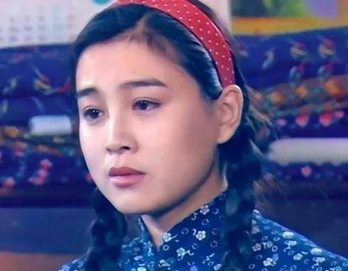 她在剧里是饰演一个农村漂亮的女孩,名字叫扣儿,电视剧的片头是她坐着