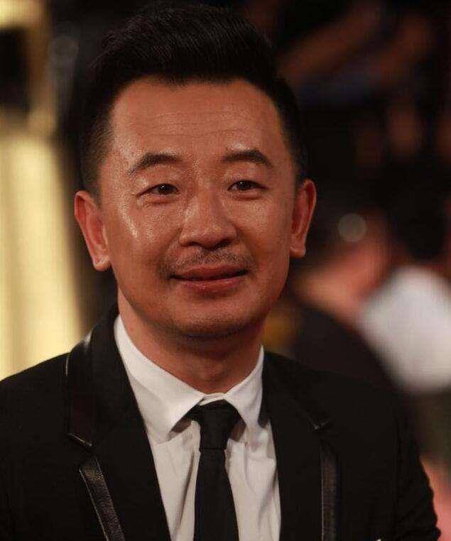 不听话后女友始终不离不弃,剧组等他6年,为何小波有如此魅力?