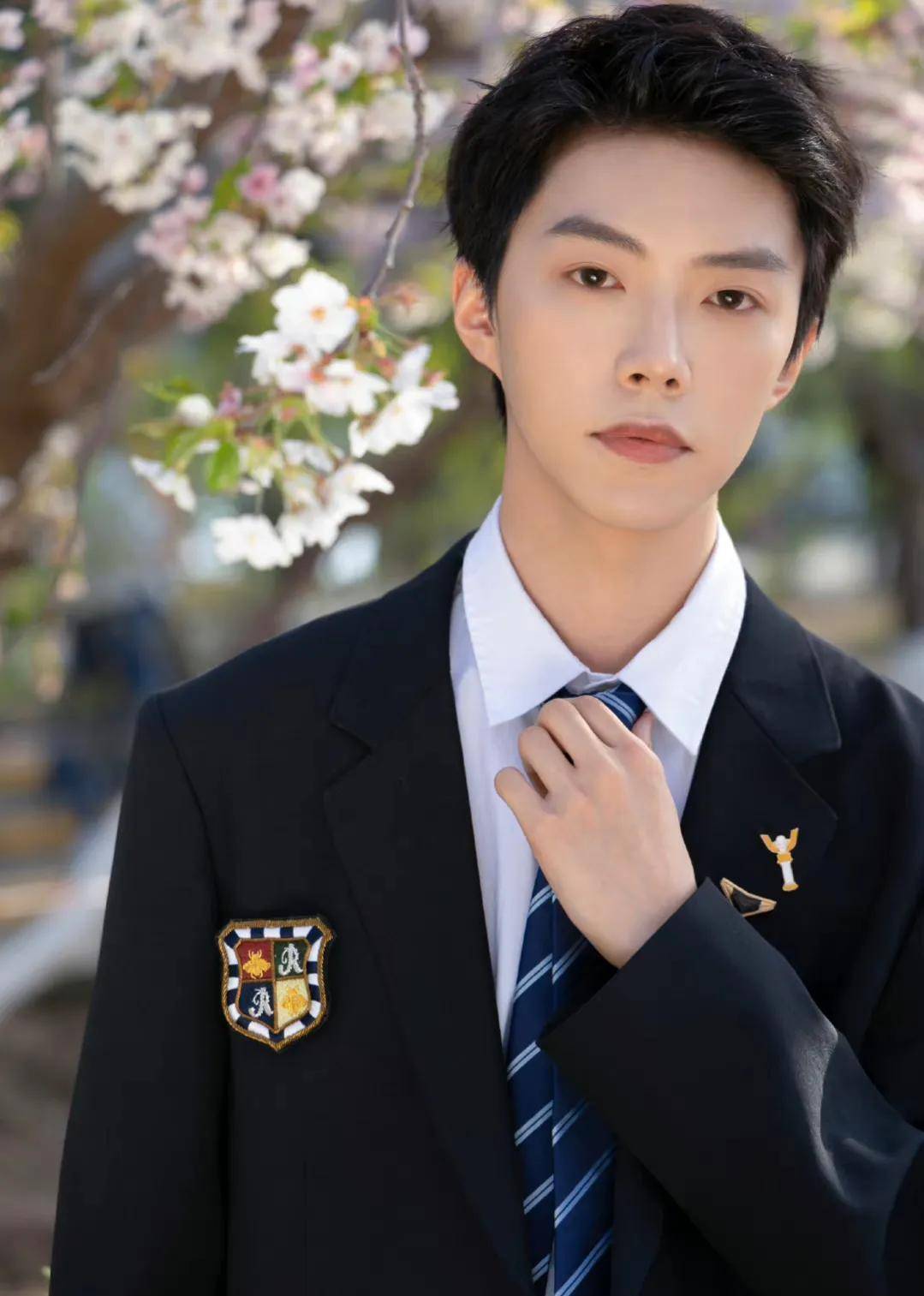 陆定昊当时他们的组合在娱乐圈可以说是"红"了,赚足了流量.