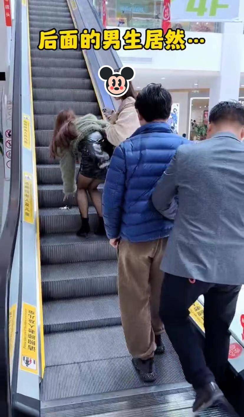女子穿着短裙乘电梯,弯腰去捡东西,身后2名男子转过身蒙住双眼_漂亮