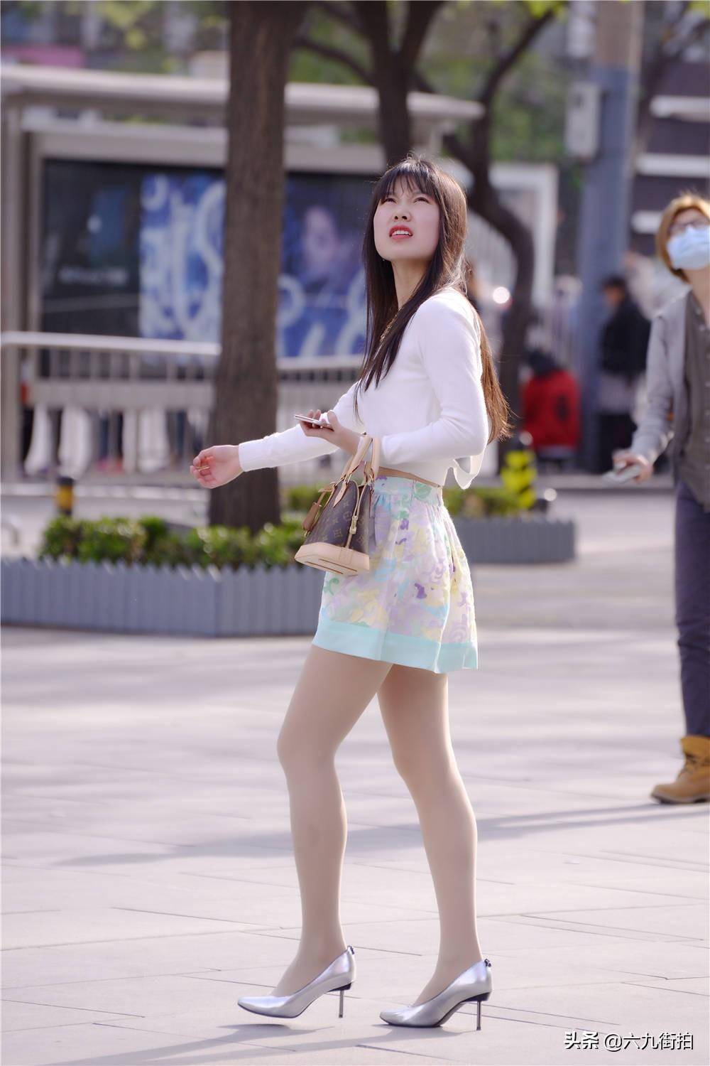 肉色丝袜搭配银色尖头细跟鞋,色彩很好看,搭配蓝色印花短裙_女子_感觉