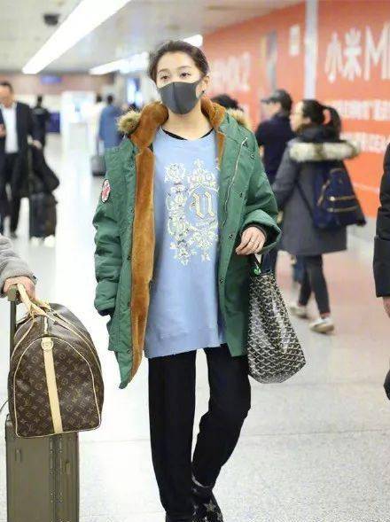 机场造型引群嘲,关晓彤这身买菜大妈装很土气吗?_羽绒服_时尚_网友