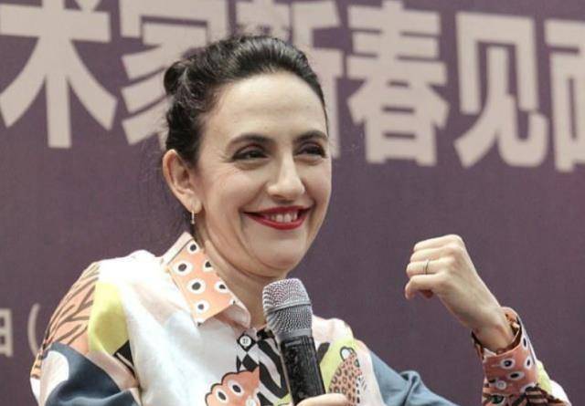 一对夫妻,周华健夫妇也是众人眼中的中外联姻,他的娇妻名字叫做康粹兰