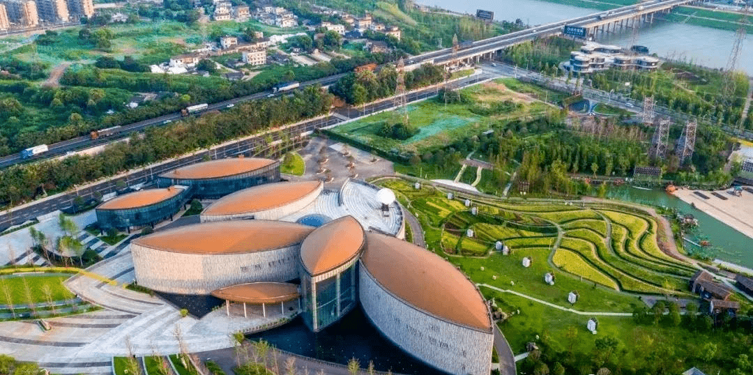 5 公里的浏阳河风光带环绕,尽享四季芳华;周边约15万方隆平中央公园