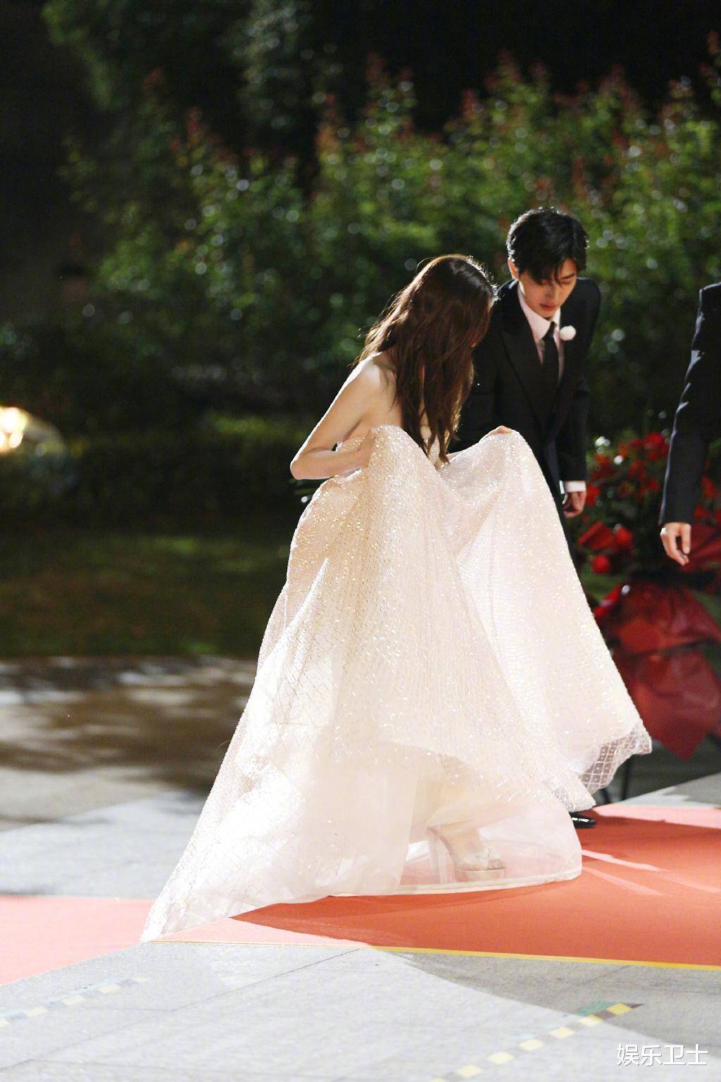 baby穿白裙在郑恺,郭麒麟过去后,李晨,baby,沙溢,蔡徐坤等人来到,三位