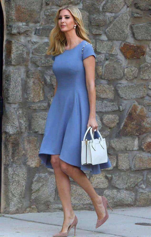 伊万卡亮相高尔夫球场,一袭白色超短裙惊艳,人群口哨声令其脸红_白宫