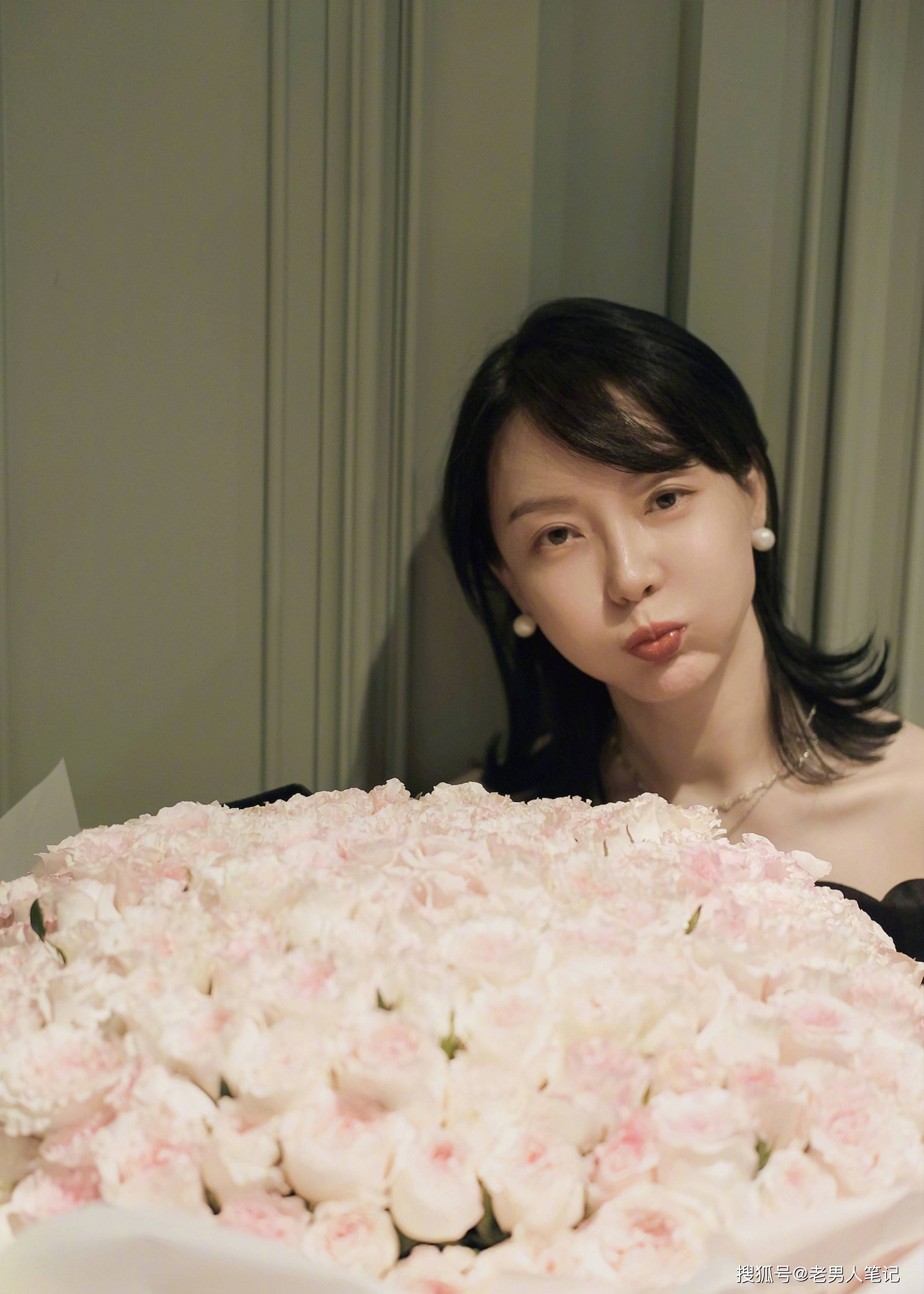 陈数晒46周岁生日素颜照,随性齐肩短发搭配一身黑色裙,状态满分_生活