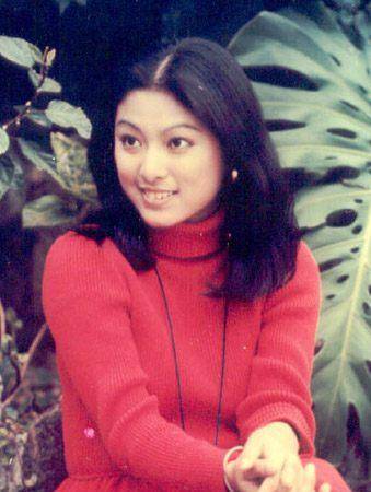 她是越老越有魅力的女人,成龙曾疯狂追求过她,她与男友痴恋26年_米雪