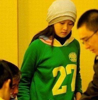 赵本山女儿小时候近照曝光，方脸大眼呆萌，十年变化天壤之别！