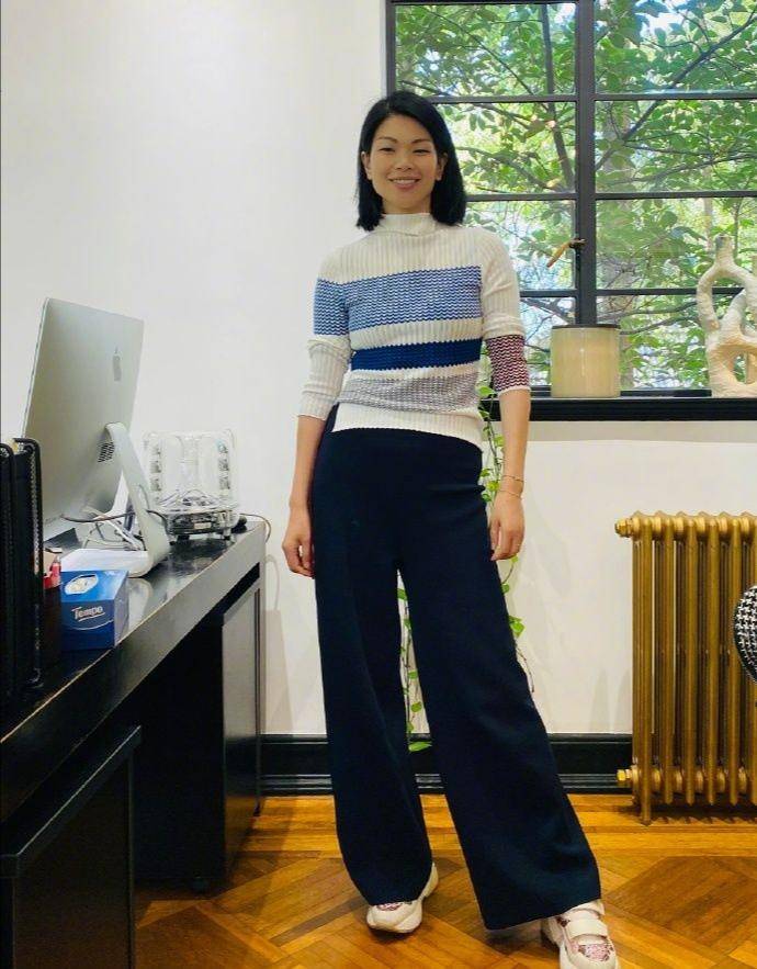 不愧是高级超模,吕燕一身芭比粉套装霸气御姐范,一般人真不敢穿_毛衣