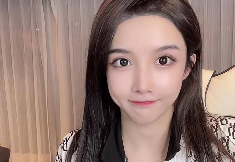 网红艾比晒婚纱照,头被头纱蒙着,手拿鲜花,却不见新郎身影_变性_女生