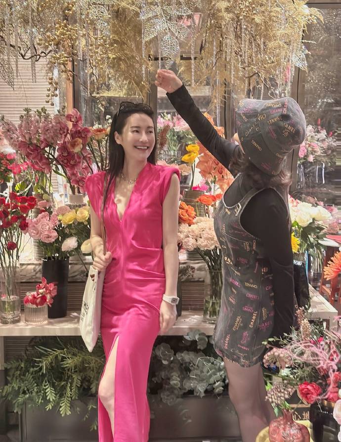 女星孙晶晶穿粉红色长裙与鲜花合照,人比花娇,身材撩人眼球