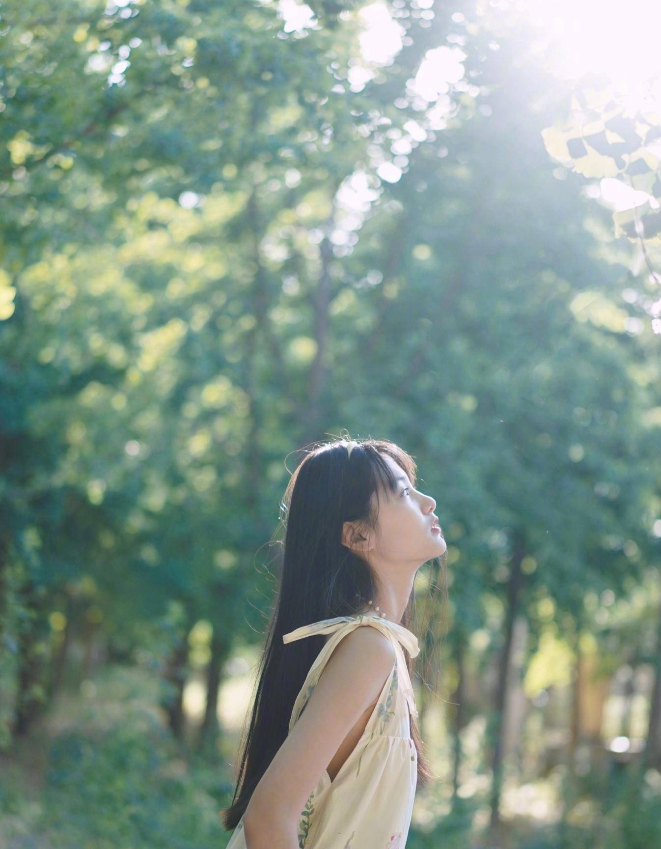 "小小龙女"张籽沐身穿花色露背长裙,彷如小仙女一般_夏天_写真_留言