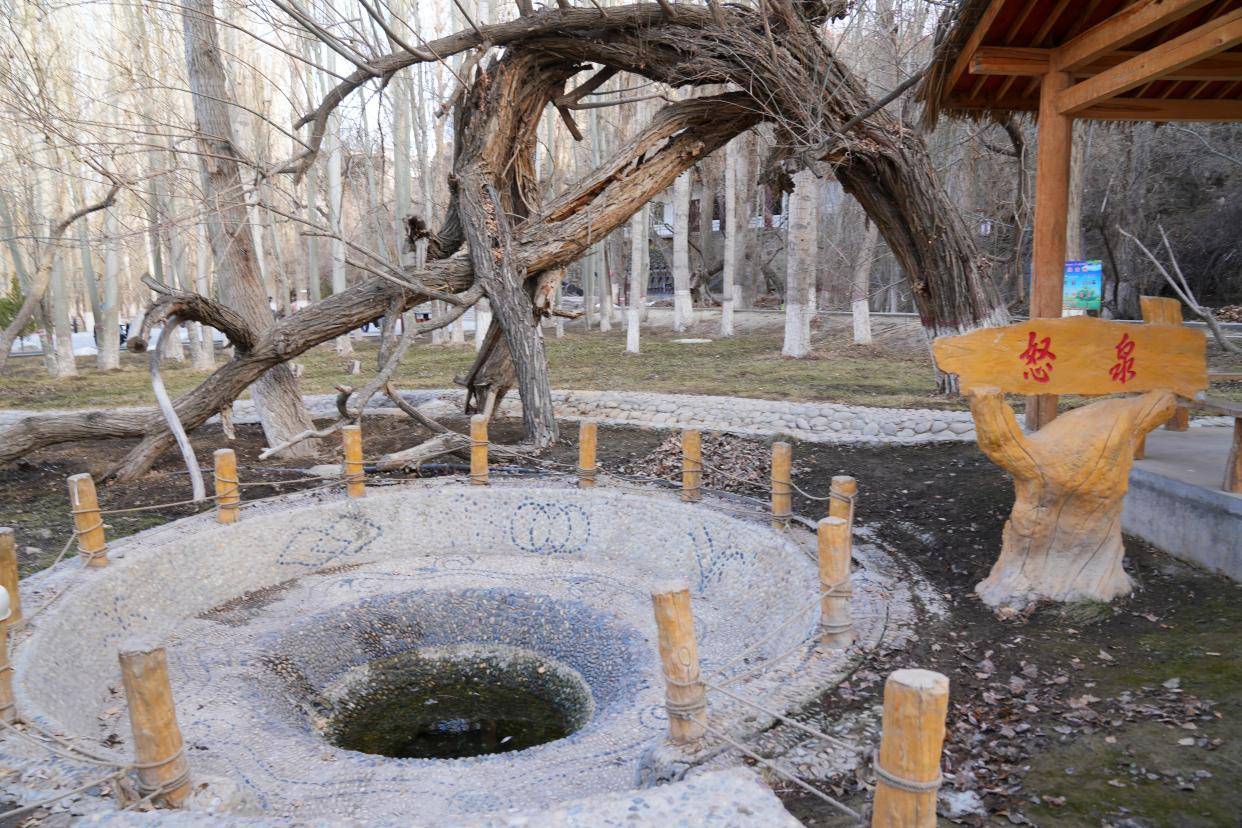 在燕泉山里面的九眼泉,承载着乌什人童年的记忆,其中一个叫做怒泉的