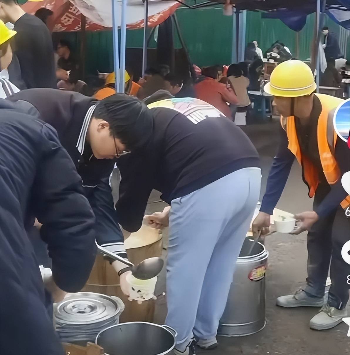 工地食堂在高校爆火,大學生爭相打卡,學校的做法被吐槽吃相難看_同學