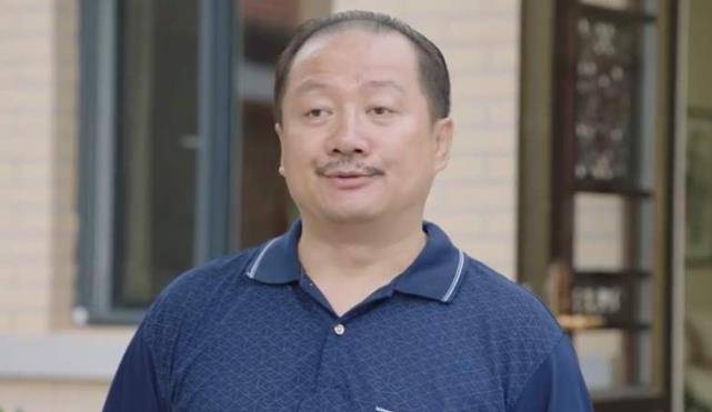 离开刘能后,谢广坤越来越不羁,与女演员贴身热舞被指不尊重女性