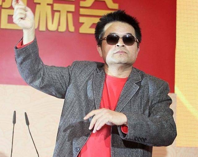 挺肚腩精神登台,穿旧衣与长腿女子深情对唱_毕福剑_衣服_穿着