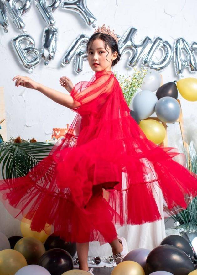 如今的张婉儿,越来越有童星范了,相信她之后的星路也是很可以的,演技