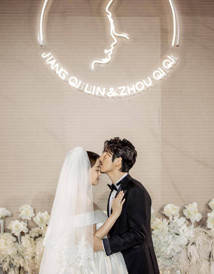 江奇霖与周奇奇婚礼现场照片曝光,两人甜蜜拥吻深情告白_祝福_小两口