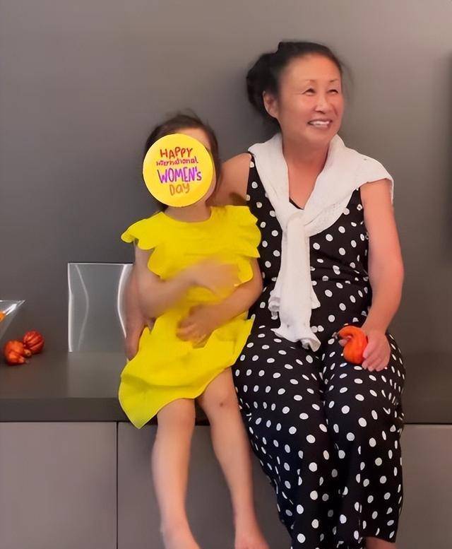 谢婷婷3岁女儿祝贺妈妈,举手为她加油_sara_母亲_基因