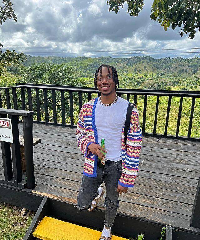 李嫣去多米尼加的一个旅游景点拍照,很多名人都来这里一起报名_生活