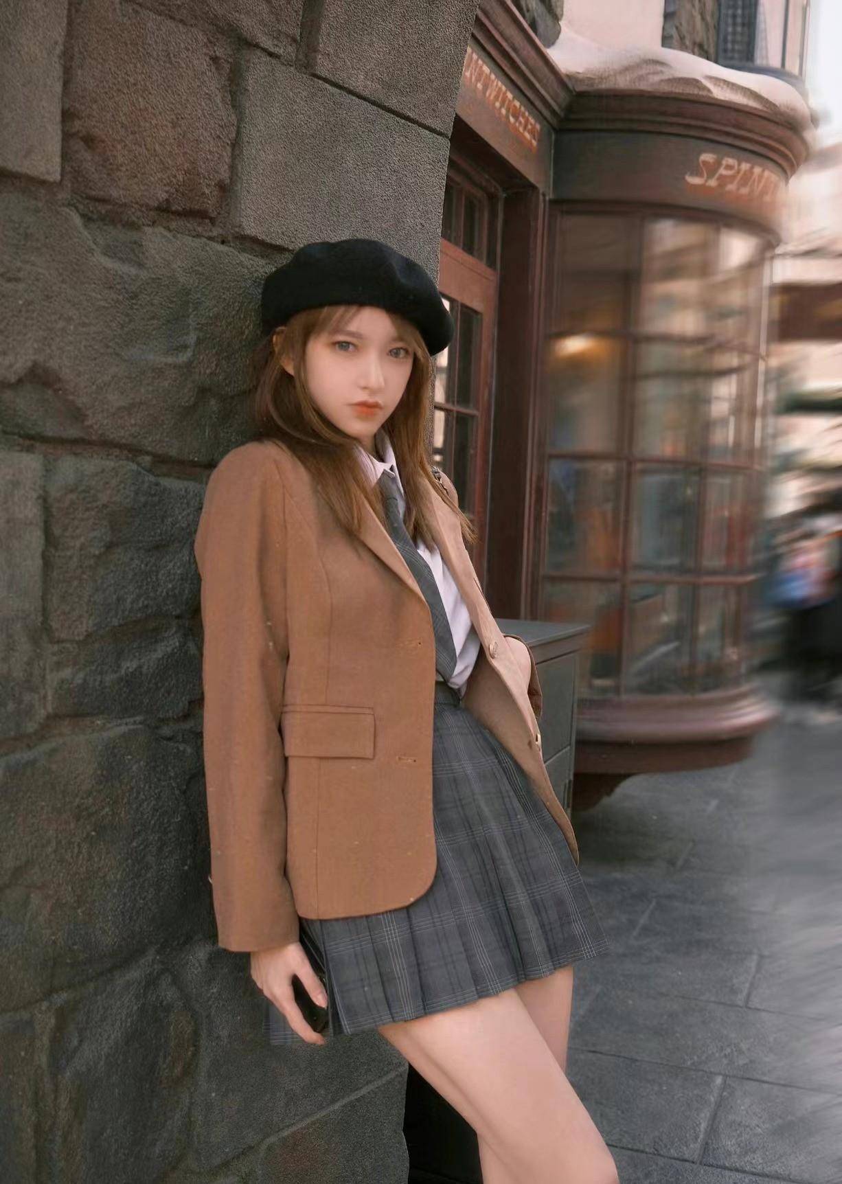 程潇环球影城一日游,"学生妹"打扮又纯又欲,大长腿是焦点_造型_制服