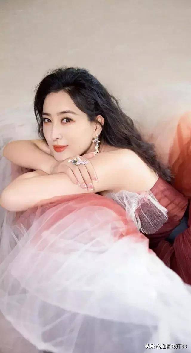 马苏罕见晒海边美照,蓝色吊带裙大秀事业线,凹凸身材十分吸睛_五官