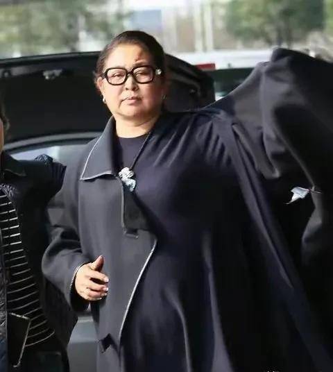 64岁倪萍现身暴瘦明显,变化太大认不出,动怒否认是美国国籍_网友