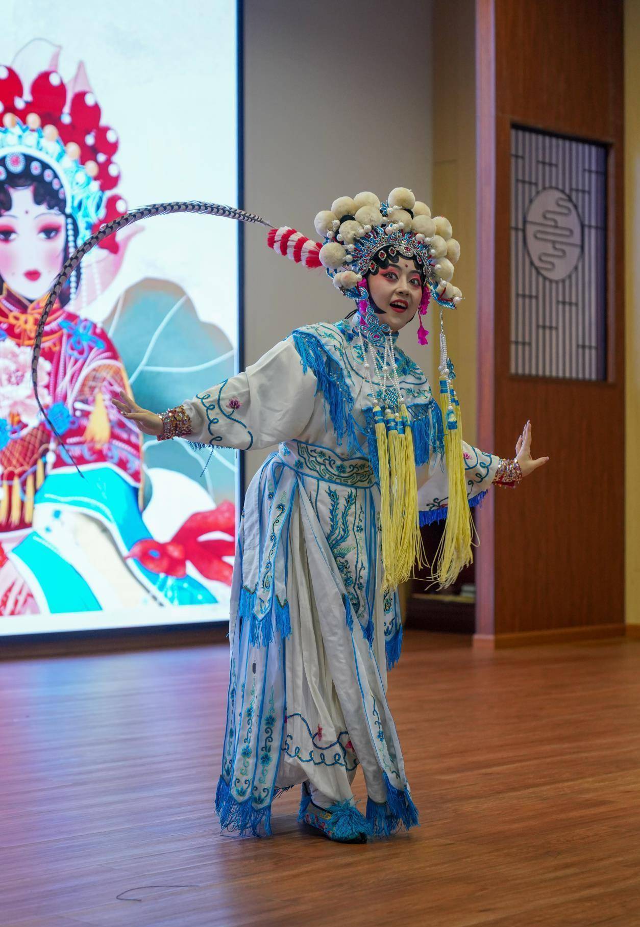 川剧不只是变脸的小学生被歌声和服饰深深吸引_文化_表演_传统