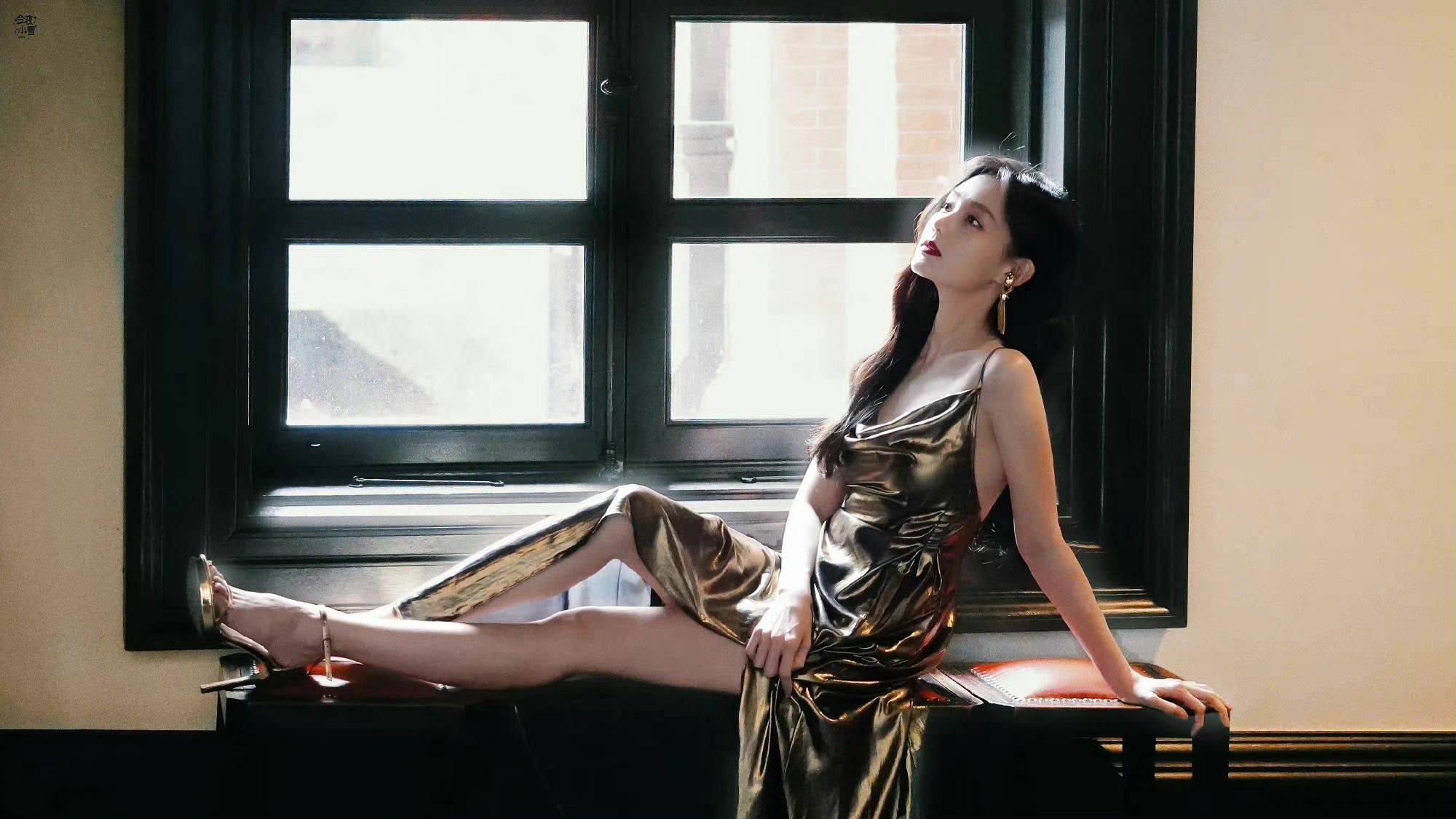 李一桐吊带长裙性感美腿写真_金色_披肩_长发