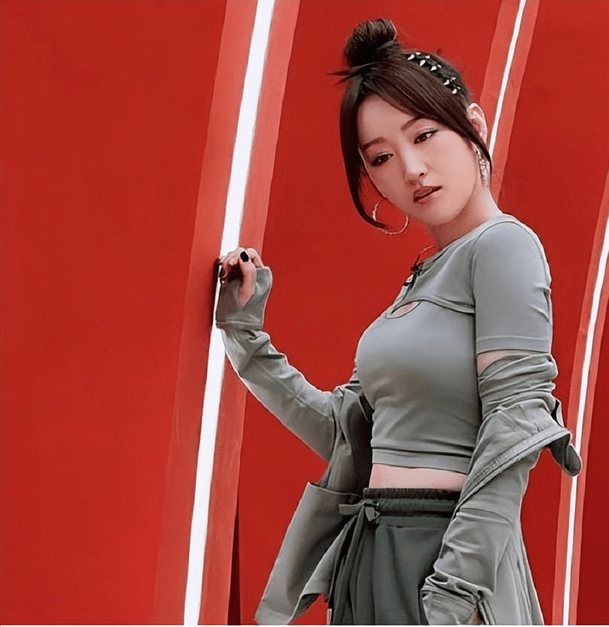 被52岁的杨钰莹惊艳到了,网友:上半身去约会,下半身去跑步!