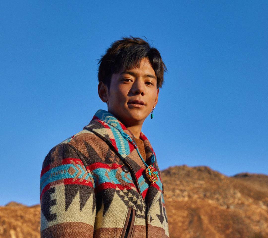 民族风首饰配西装也很搭,看丁真把民族首饰戴出少年的率性和不羁_项链