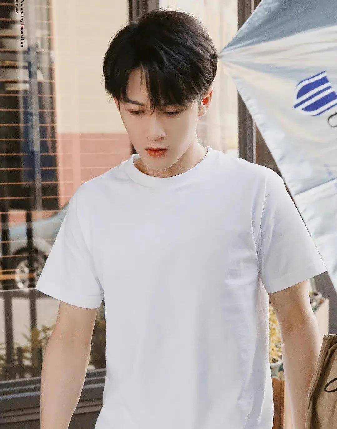 白t恤都能穿出花的男明星:肖战李现一眼万年,任嘉伦少年感满满_因为