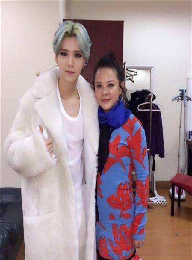 躲过了关晓彤妈妈,看到鹿晗妈妈:像极了一家人!