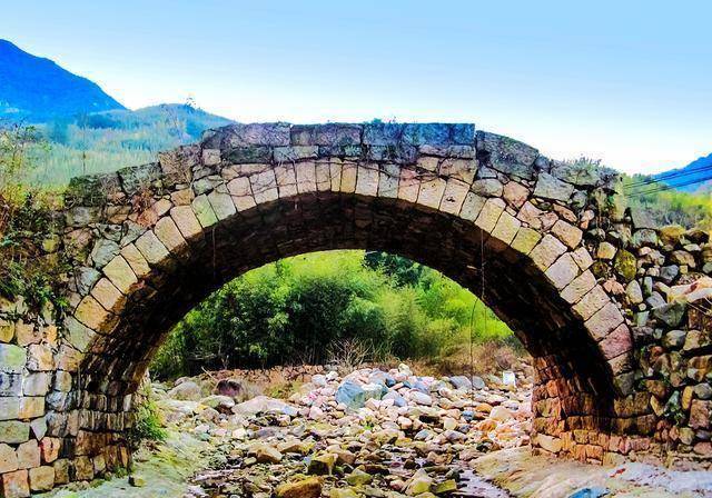 安吉民间古桥三庆桥,卵石构筑的单孔石拱桥,如巨龙环于山溪之上