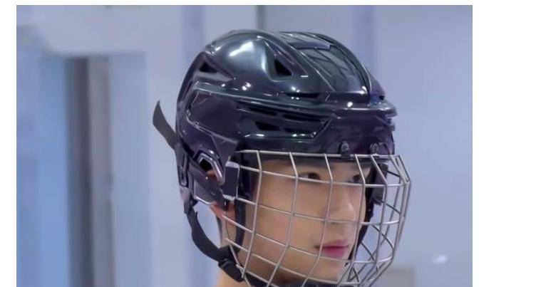 肖战戴半透明头盔不是为了耍酷,得知背后原因,小飞侠纷纷心疼_冰球馆