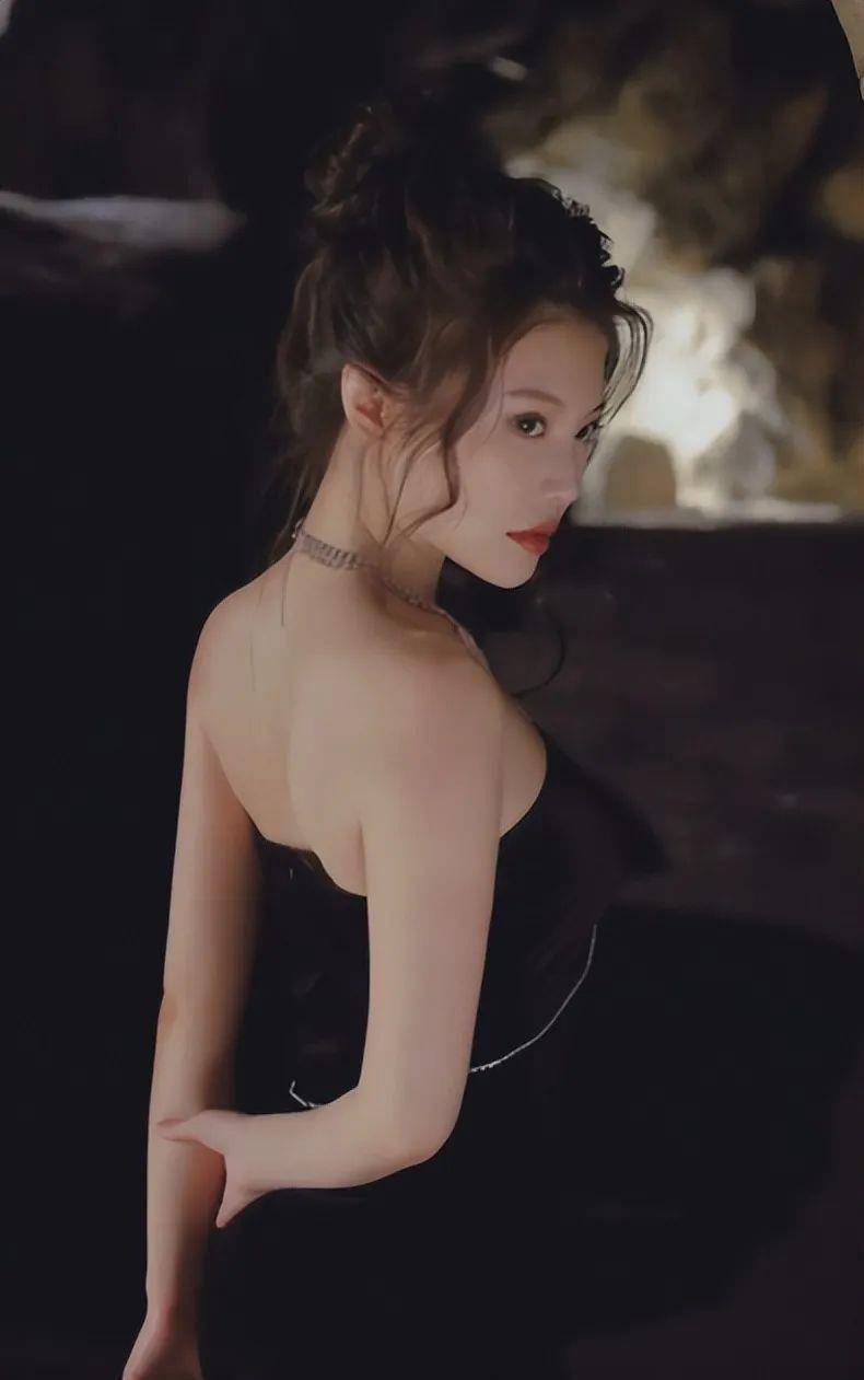 组图|徐冬冬街拍写真,穿黑色吊带身材丰腴