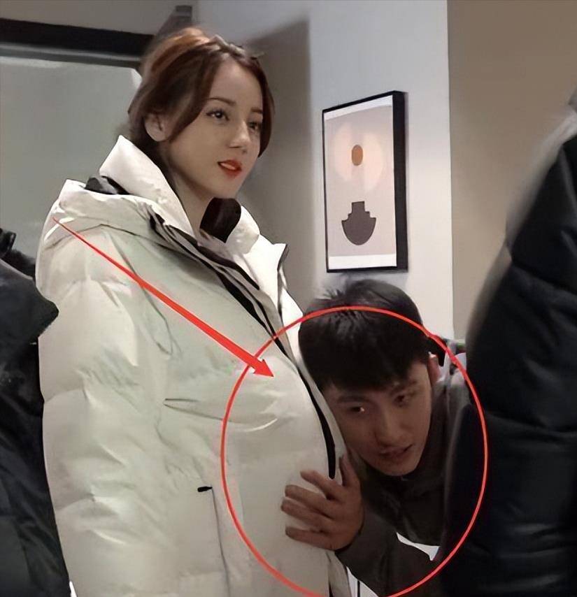 迪丽热巴怀孕风波后首现身,无名指钻戒抢眼,腰粗胯大疑似刚卸货_网友