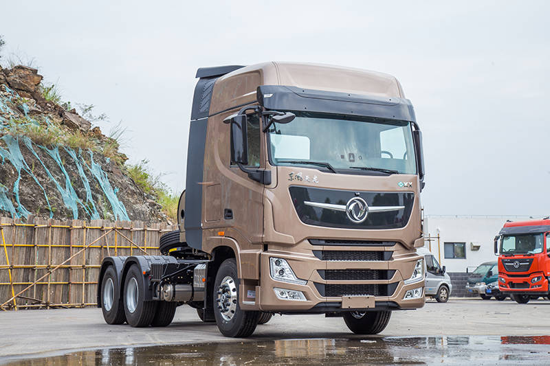 天龙kx王者版lng牵引车搭载东风康明斯z15n燃气发动机,最大马力530匹